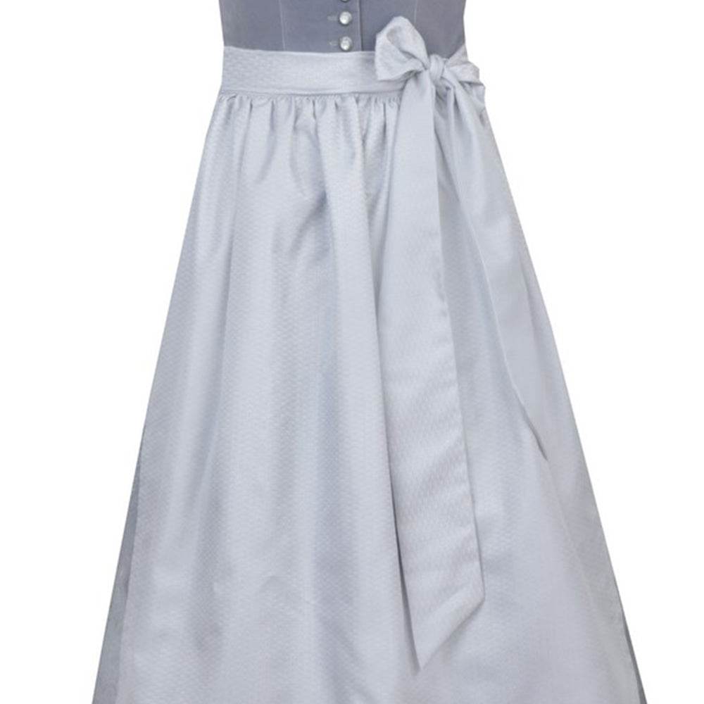 Elegantes Dirndl in hellblauem Denim-Look mit samtigem Mieder und einer Reihe Knöpfe in der vorderen Mitte. Dazu ein schlichter, farblich abgestimmter Rock und eine passende Schürze.