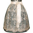 Modernes Dirndl in Smaragd mit Ornamentenmuster, cremefarbener Spitzenschürze, Mieder mit Reißverschluss, Schnürung und verziertem Ausschnitt.