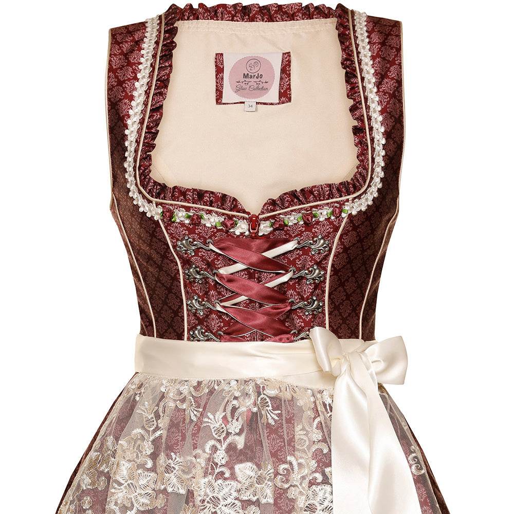 Modernes Dirndl in Beere mit Ornamentenmuster, cremefarbener Spitzenschürze, Mieder mit Reißverschluss, Schnürung und verziertem Ausschnitt.