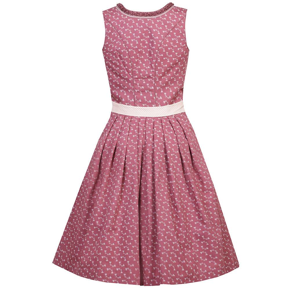 Nettes Dirndl in canberry-Farbe mit liebevollem Blumenmuster, Satinschürze mit Musterwiederholung und einem dekorativen Schleifenband. Das Mieder zeigt einen Reißverschluss, der Ausschnitt ist aufwendig verziert.