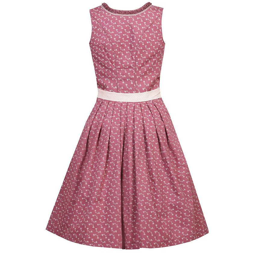 Nettes Dirndl in canberry-Farbe mit liebevollem Blumenmuster, Satinschürze mit Musterwiederholung und einem dekorativen Schleifenband. Das Mieder zeigt einen Reißverschluss, der Ausschnitt ist aufwendig verziert.