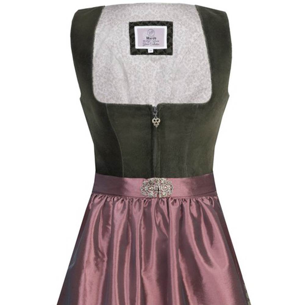 Zweiteiliges Dirndl mit grünem Samt-Mieder und einem dezent glänzenden, rosenholzfarbenen Rock. Das Mieder hat einen Reißverschluss vorne, die passende Schürze ist leicht schimmernd und harmonisch auf das Outfit abgestimmt.