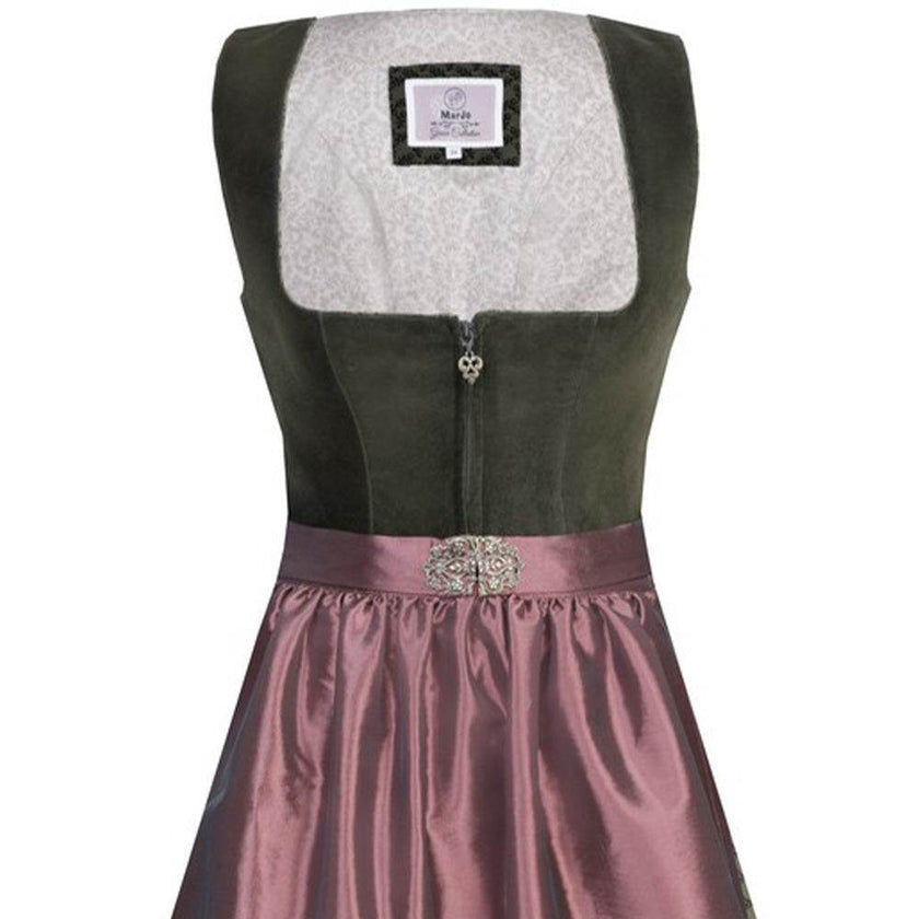 Zweiteiliges Dirndl mit grünem Samt-Mieder und einem dezent glänzenden, rosenholzfarbenen Rock. Das Mieder hat einen Reißverschluss vorne, die passende Schürze ist leicht schimmernd und harmonisch auf das Outfit abgestimmt.