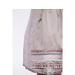 Zweiteiliges Dirndl in Beige-Rosé mit herzförmigem Mieder, mittigem Reißverschluss und Schnürung, dezentem Muster im Hauptstoff, unifarbener Schürze und Rüschen am Ausschnitt.