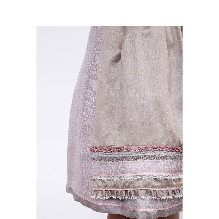 Zweiteiliges Dirndl in Beige-Rosé mit herzförmigem Mieder, mittigem Reißverschluss und Schnürung, dezentem Muster im Hauptstoff, unifarbener Schürze und Rüschen am Ausschnitt.