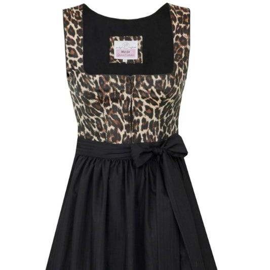 Elegantes Dirndl in Schwarz mit auffälligem Leoprint-Mieder und schlichtem schwarzen Rock. Das Mieder zeigt ein Tigerlook-Muster mit Reißverschluss, die Schürze ist unifarben. Das zweilagige Dirndl wirkt modern und zieht durch das Muster alle Blicke auf sich.
