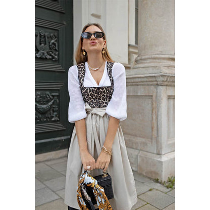 Elegantes Dirndl in Schwarz mit auffälligem Leoprint-Mieder und schlichtem schwarzen Rock. Das Mieder zeigt ein Tigerlook-Muster mit Reißverschluss, die Schürze ist unifarben. Das zweilagige Dirndl wirkt modern und zieht durch das Muster alle Blicke auf sich.