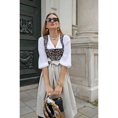 weiße Dirndlbluse mit 3/4-Arm und V-Ausschnitt, schlicht und elegant, luftig und leicht im Design.