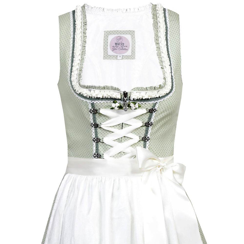 Liebreizendes Dirndl in zartem Salbei mit doppellagiger Schürze aus Spitze und Taft, verziert mit feinen Details. Das Mieder zeigt Reißverschluss und Schnürung, der Ausschnitt ist kunstvoll geschmückt.