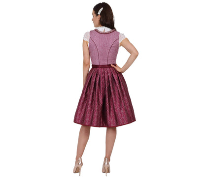 Elegantes pinkes Dirndl mit Mieder ohne Schnürung und mittigem Reißverschluss, Rock mit Ornamentenmuster und reich verzierte Spitzenschürze mit Kontraststoff.