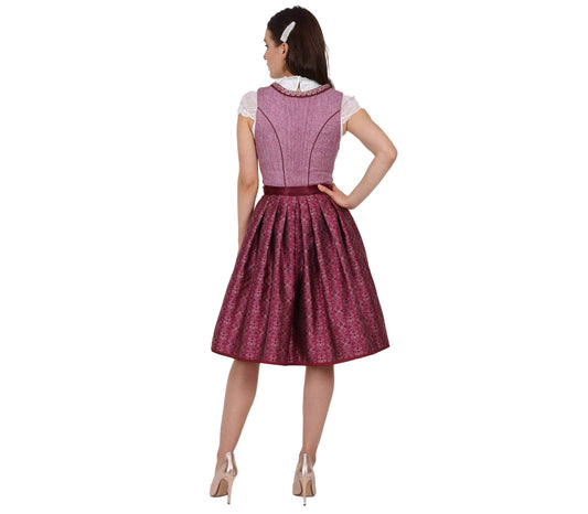 Elegantes pinkes Dirndl mit Mieder ohne Schnürung und mittigem Reißverschluss, Rock mit Ornamentenmuster und reich verzierte Spitzenschürze mit Kontraststoff.