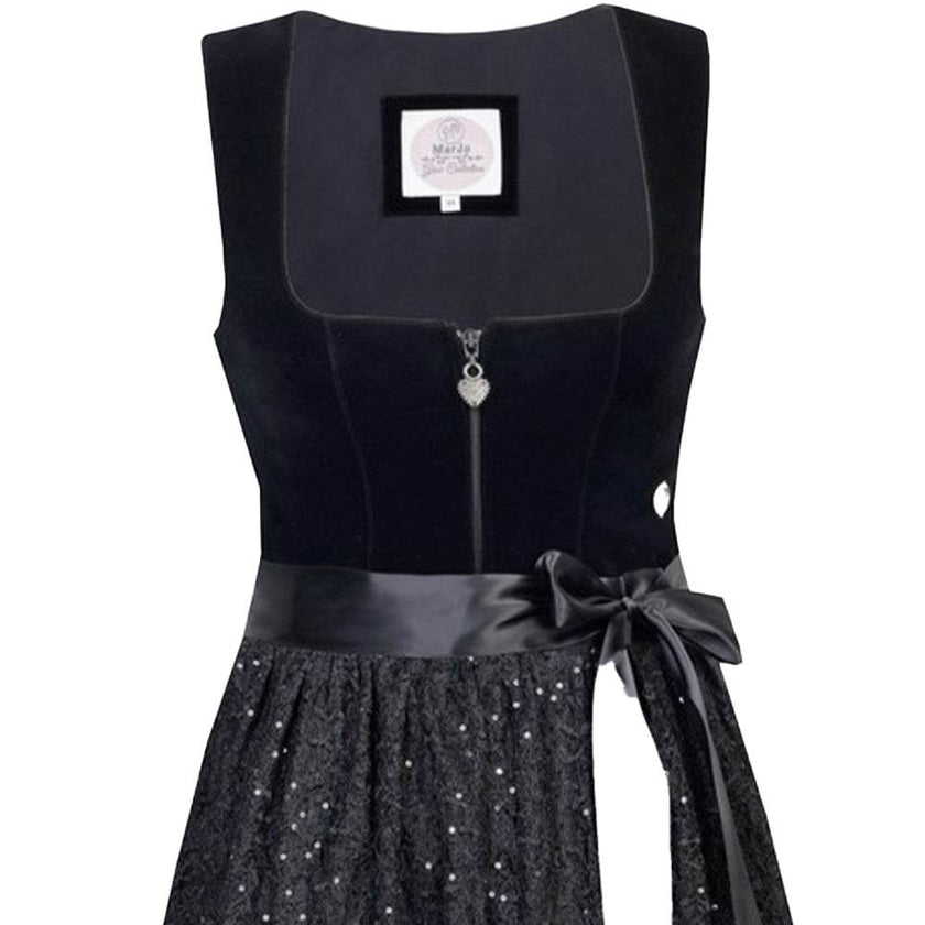 Elegantes zweiteiliges Dirndl in Schwarz mit samtigem Mieder, das einen Reißverschluss vorne hat. Die zarte, schlichte Spitzenschürze ergänzt das Outfit harmonisch und verleiht dem Dirndl eine edle Ausstrahlung.