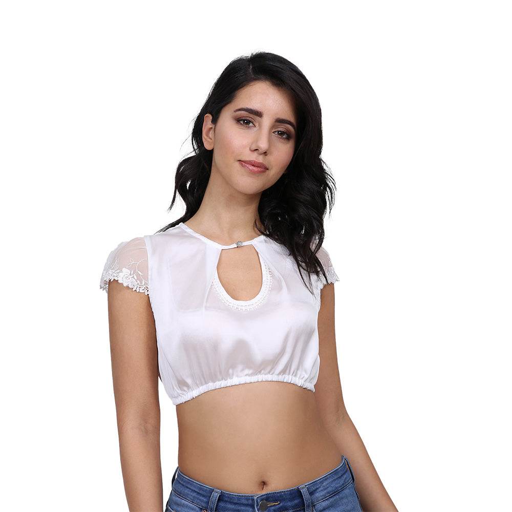 Klassische Dirndlbluse in Ecru mit seidigem Glanz, Lochausschnitt mit dekorativer Schließe und halbtransparenten Flügelärmeln aus Spitze.