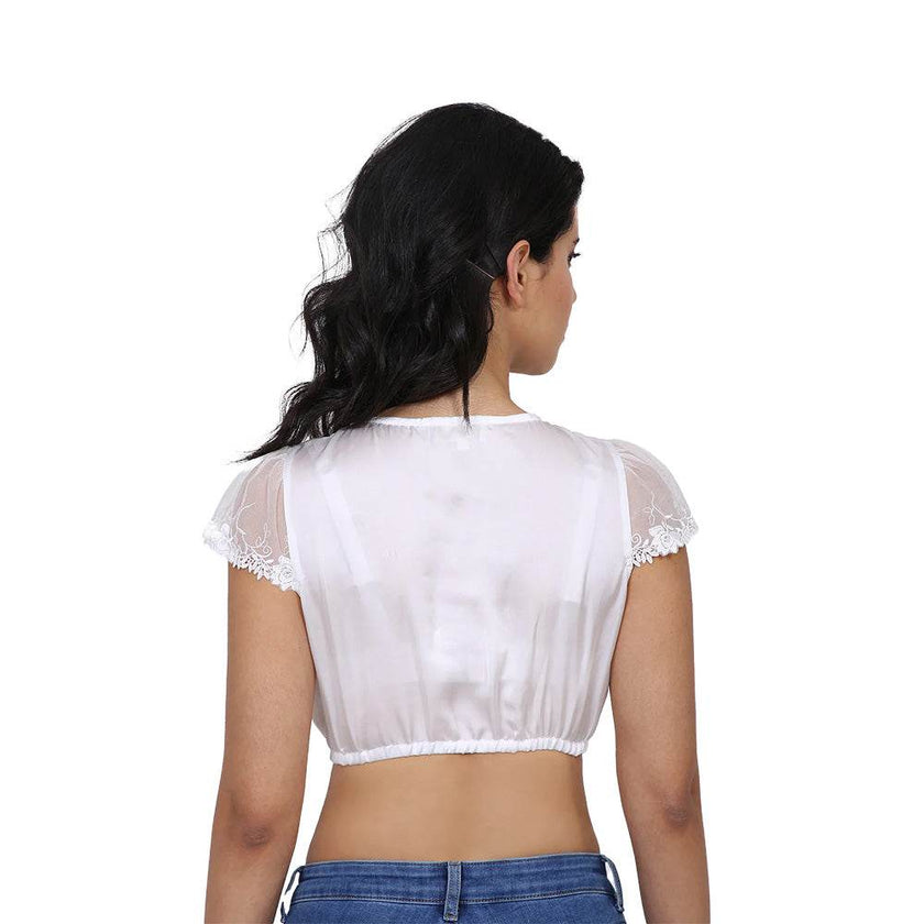 Klassische Dirndlbluse in Ecru mit seidigem Glanz, Lochausschnitt mit dekorativer Schließe und halbtransparenten Flügelärmeln aus Spitze.