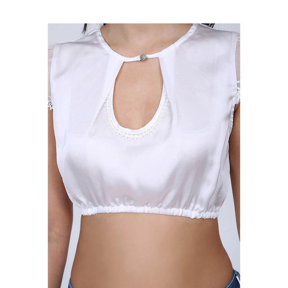 Klassische Dirndlbluse in Ecru mit seidigem Glanz, Lochausschnitt mit dekorativer Schließe und halbtransparenten Flügelärmeln aus Spitze.