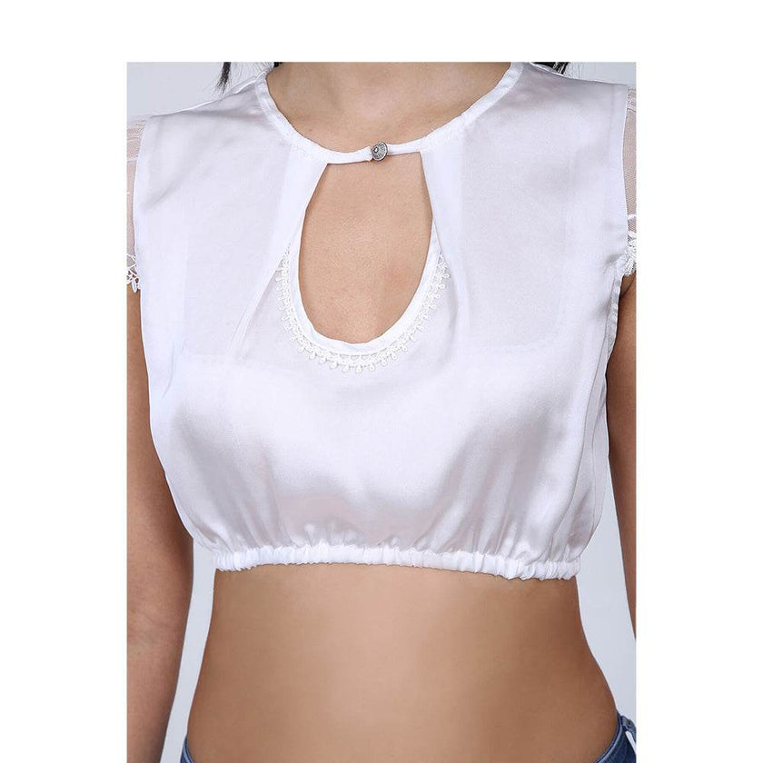 Klassische Dirndlbluse in Ecru mit seidigem Glanz, Lochausschnitt mit dekorativer Schließe und halbtransparenten Flügelärmeln aus Spitze.