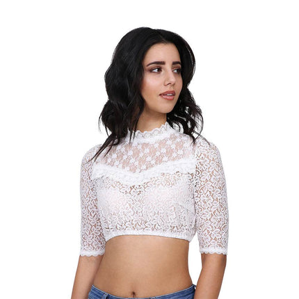 Hochgeschlossene Dirndlbluse in Ecru mit halblangen Ärmeln, zarter Spitze und dekorativer Spitzbordüre in der vorderen Mitte.