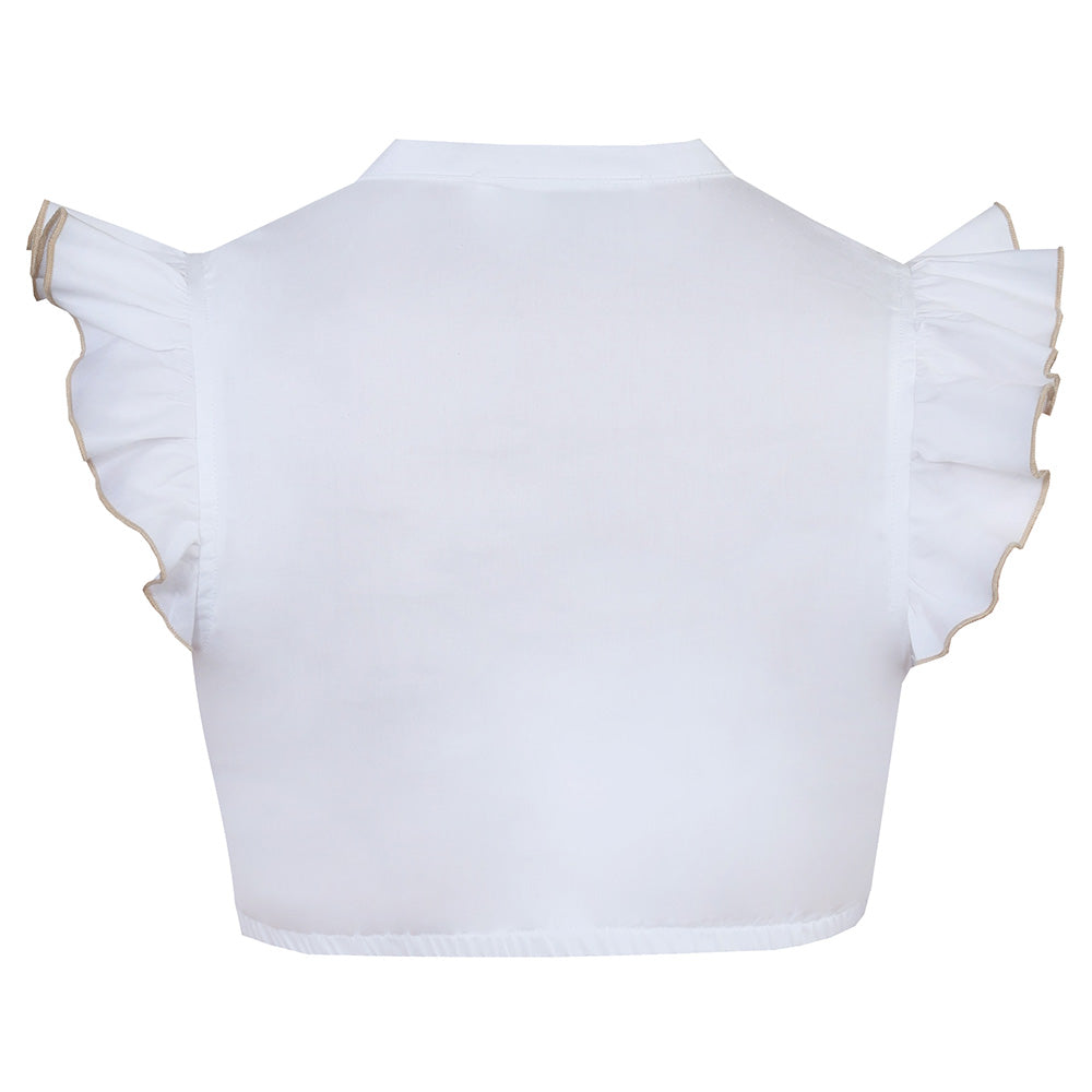 Moderne weiße Dirndlbluse mit V-Ausschnitt, Knopfleiste und verspieltem Flügelarm mit taupefarbenem Saum – feminin und stilvoll.
