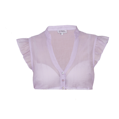 Romantische Dirndlbluse mit femininem Schnitt, Rüschenbesatz und verspielten Flügelärmeln – perfekt für sommerliche Trachtenlooks.