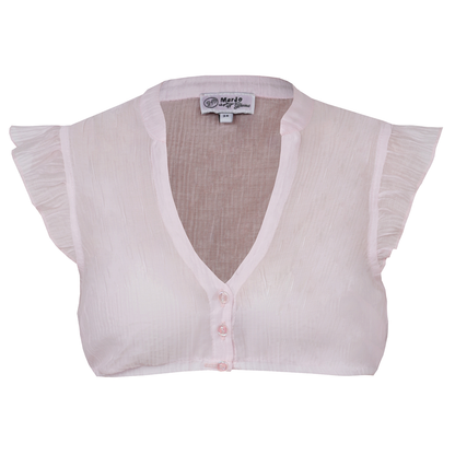 Romantische Dirndlbluse mit femininem Schnitt, Rüschenbesatz und verspielten Flügelärmeln – perfekt für sommerliche Trachtenlooks.