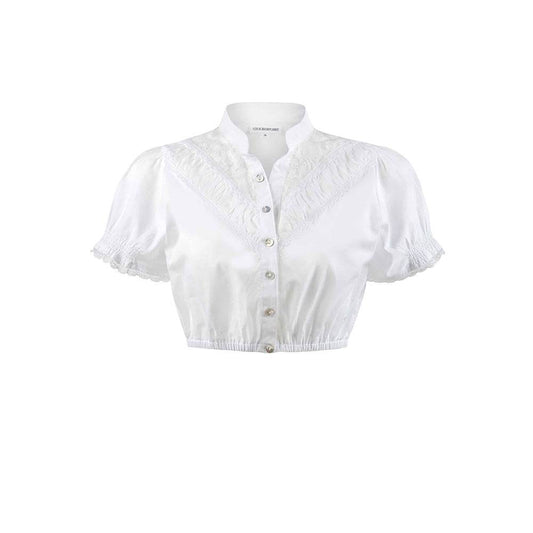 Weiße Dirndlbluse im klassischen Stil mit kleinem Stehkragen, durchgehender Knopfleiste sowie feinen Spitzen und dekorativen Borten am Stoff.