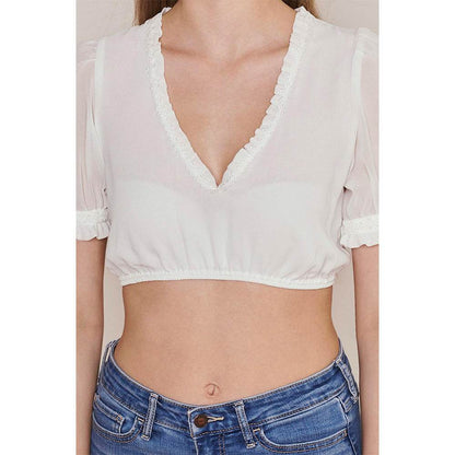 Leicht transparente Bluse mit V-Ausschnitt, Ärmeln mit dezentem Rüschenabschluss und feiner Spitzenverzierung, die schlichte Eleganz und modernen Stil kombiniert.