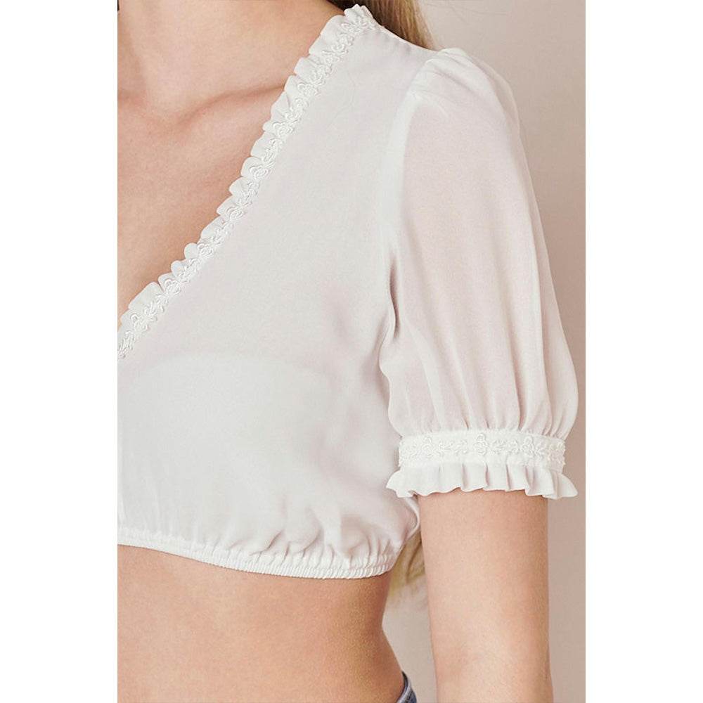 Leicht transparente Bluse mit V-Ausschnitt, Ärmeln mit dezentem Rüschenabschluss und feiner Spitzenverzierung, die schlichte Eleganz und modernen Stil kombiniert.