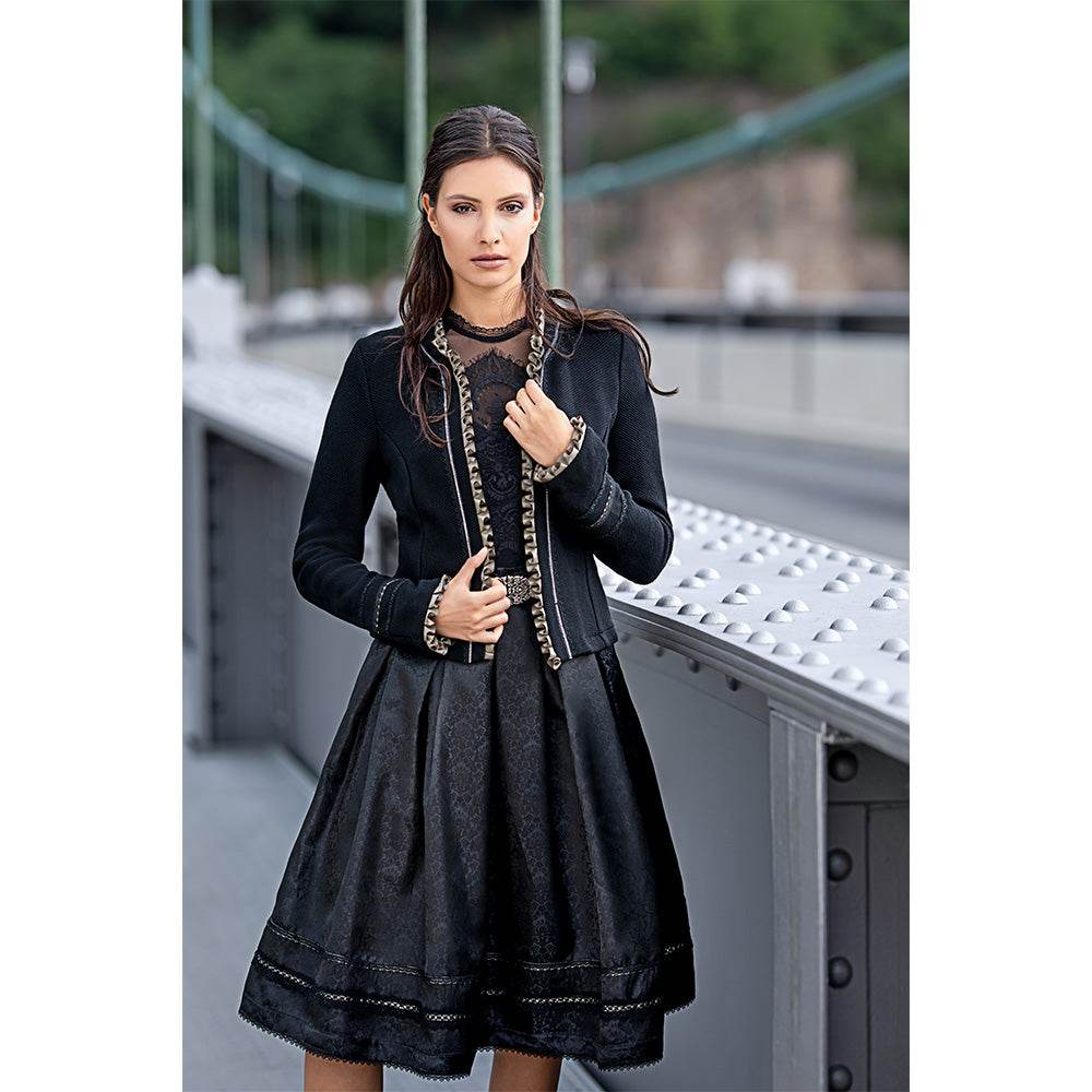 Elegante Jacke Eliona von MarJo in schwarz mit Rüschen, Borten und tailliertem Schnitt. Haken-Ösen-Verschluss