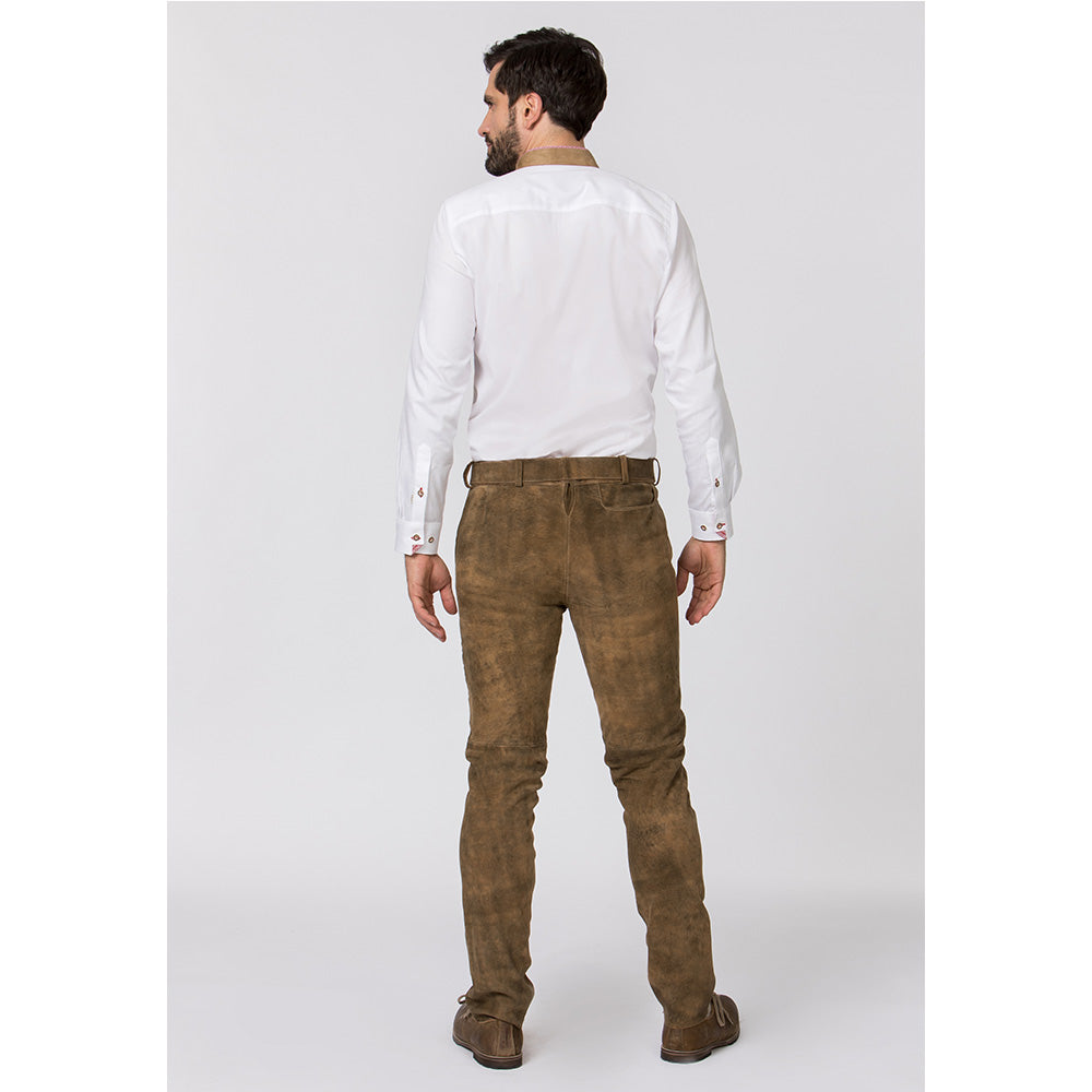 Lange Trachtenlederhose in edler Hirschoptik aus Wildbock-Ziegenleder mit traditionellen Stickereien und Hornknöpfen – rustikal und hochwertig.