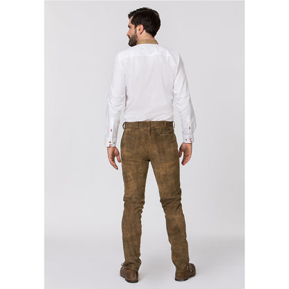 Lange Trachtenlederhose in edler Hirschoptik aus Wildbock-Ziegenleder mit traditionellen Stickereien und Hornknöpfen – rustikal und hochwertig.