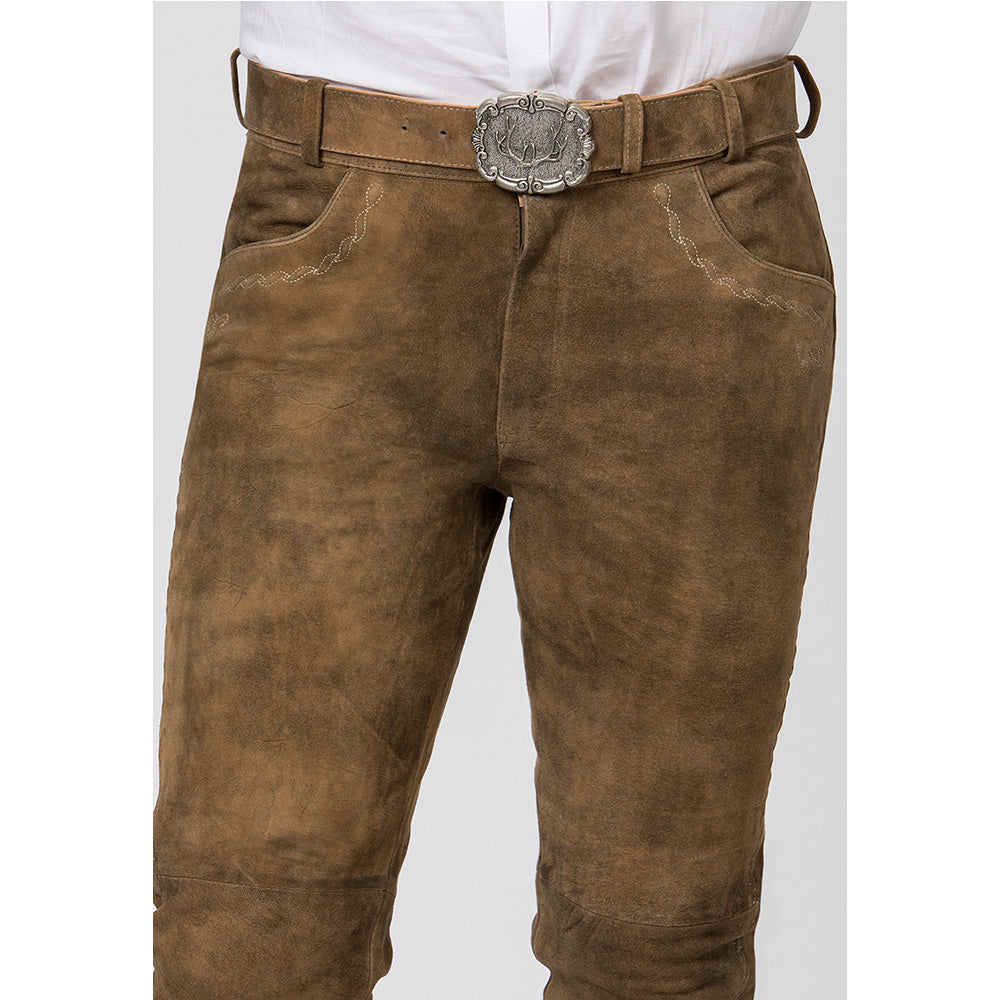 Lange Trachtenlederhose in edler Hirschoptik aus Wildbock-Ziegenleder mit traditionellen Stickereien und Hornknöpfen – rustikal und hochwertig.