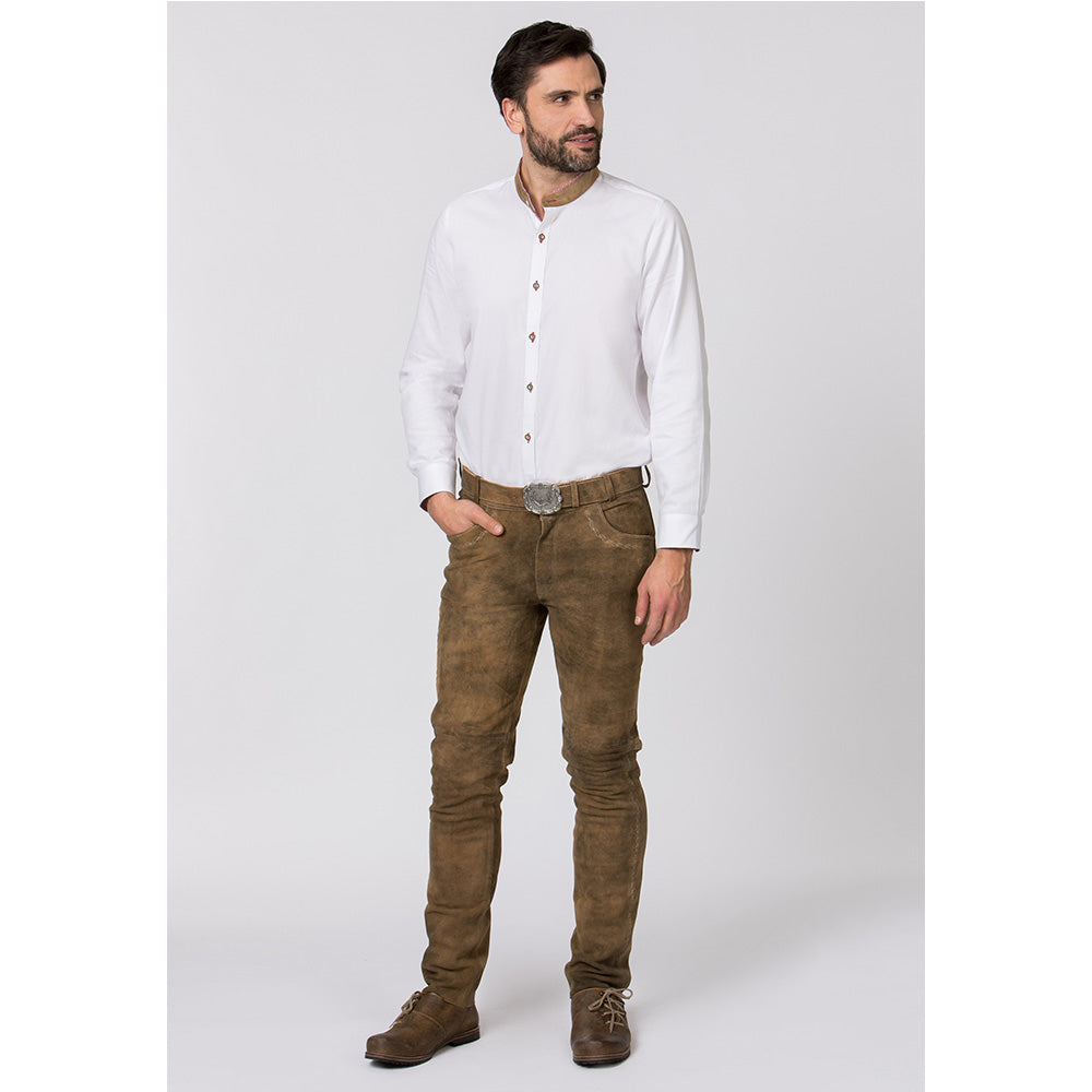 Lange Trachtenlederhose in edler Hirschoptik aus Wildbock-Ziegenleder mit traditionellen Stickereien und Hornknöpfen – rustikal und hochwertig.