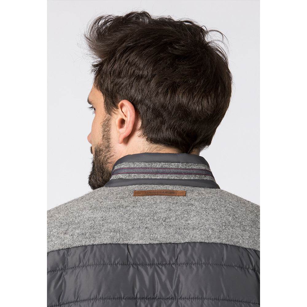 Herren-Outdoorjacke in Grau mit Stehkragen, Schulterbesatz und Ärmeln mit Loden-Patches, geradem Schnitt und sportlichem Look.