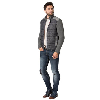 Herren-Outdoorjacke in Grau mit Stehkragen, Schulterbesatz und Ärmeln mit Loden-Patches, geradem Schnitt und sportlichem Look.