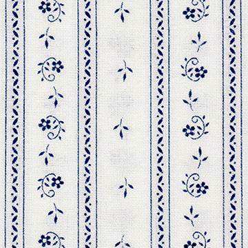 Stoffkombination mit rotem Trachtenstoff mit kleinen weißen Blumen für das Oberteil, weiß-blauer Schürze mit Blümchenmuster und dunkelblauem Rock mit weißem Hirschmuster.