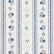 Stoffkombination mit rotem Trachtenstoff mit kleinen weißen Blumen für das Oberteil, weiß-blauer Schürze mit Blümchenmuster und dunkelblauem Rock mit weißem Hirschmuster.