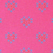 Trachtenstoff mit Herzchenmuster in Fuchsia, Rot und Blau für Oberteil und Rock, dazu eine Schürze mit Blumenbordüre in Royalblau, Rosé, Fuchsia und Hellgrün.
