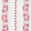 Stoffmuster für Dirndl mit kleinen roten und weißen Blumen auf Oberteilstoff, weiße Schürze mit roten Blümchen und dunkelblauer Rockstoff mit weißem Hirschmuster.