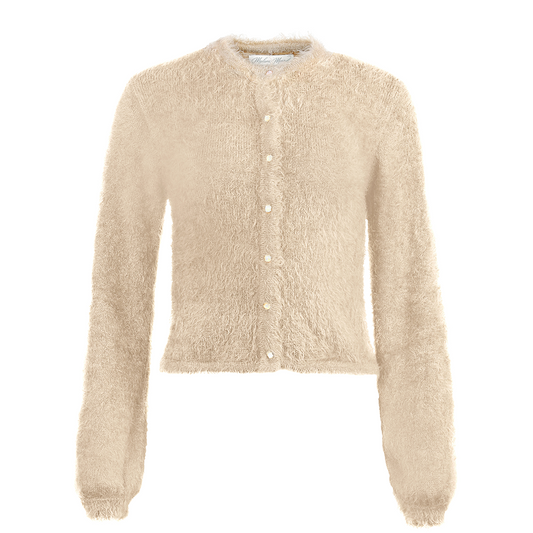 Klassische Strickjacke in Creme mit Rundhalsausschnitt und dezenten Knöpfen, ideal kombiniert zum Dirndl oder zur Trachtenmode.