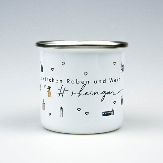 Weiße Emaille-Tasse mit silbernem Rand und Henkel, bedruckt mit den Wahrzeichen des Rheingaus: Niederwalddenkmal, Schloss Johannisberg und Kloster Eberbach.