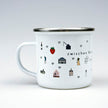 Weiße Emaille-Tasse mit silbernem Rand und Henkel, bedruckt mit den Wahrzeichen des Rheingaus: Niederwalddenkmal, Schloss Johannisberg und Kloster Eberbach.