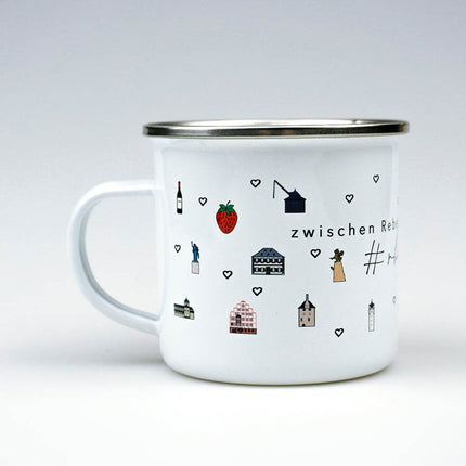 Weiße Emaille-Tasse mit silbernem Rand und Henkel, bedruckt mit den Wahrzeichen des Rheingaus: Niederwalddenkmal, Schloss Johannisberg und Kloster Eberbach.