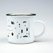 Weiße Emaille-Tasse mit silbernem Rand und Henkel, bedruckt mit den Wahrzeichen des Rheingaus: Niederwalddenkmal, Schloss Johannisberg und Kloster Eberbach.