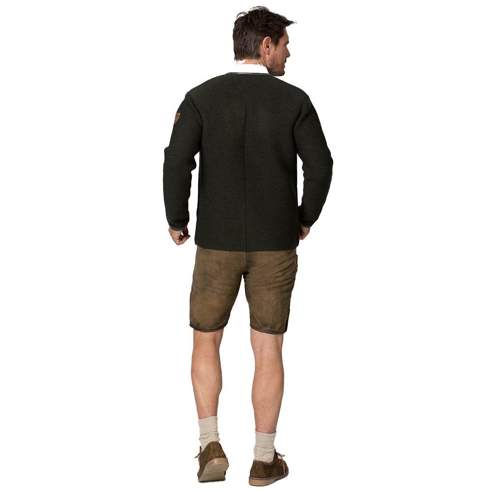 Strickjacke in Waldgrün mit Rundhalsausschnitt, Hornknöpfen und geradem Schnitt, präsentiert auf einem Model, das klassische Trachtenmode stilvoll ergänzt.