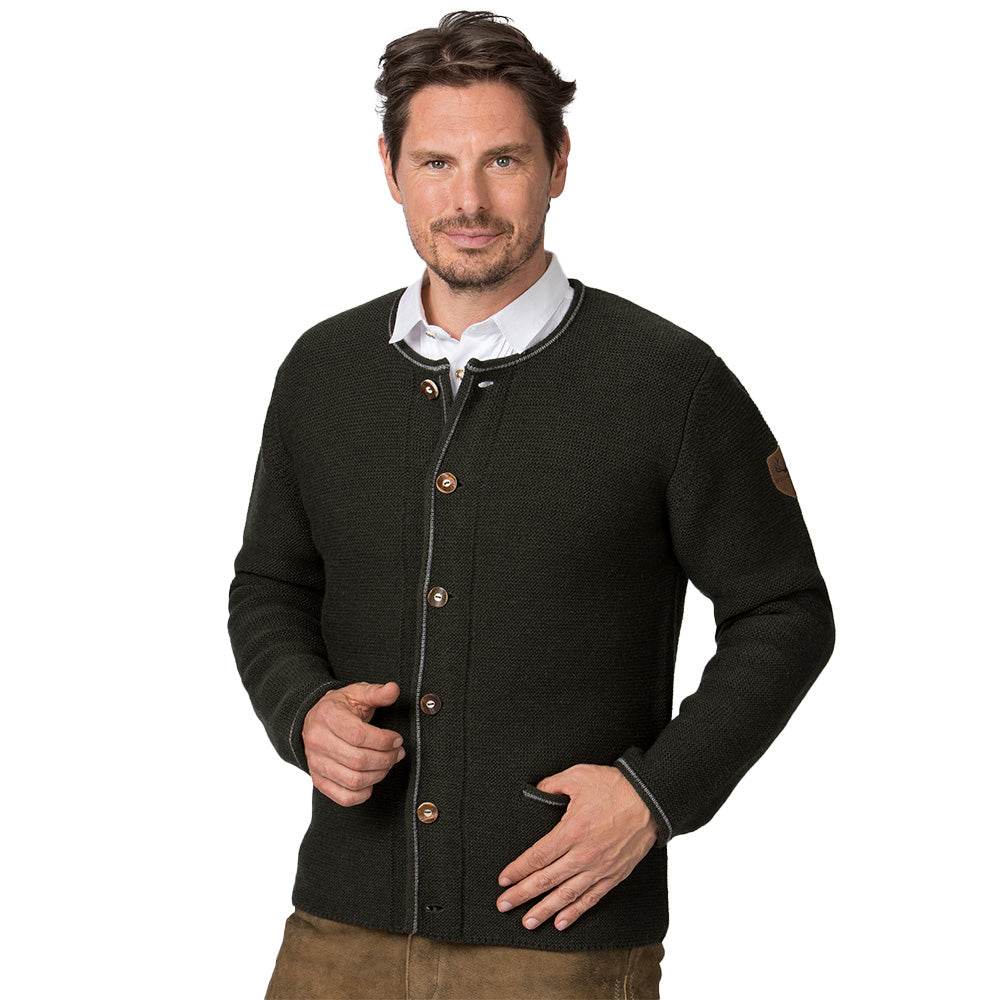 Strickjacke in Waldgrün mit Rundhalsausschnitt, Hornknöpfen und geradem Schnitt, präsentiert auf einem Model, das klassische Trachtenmode stilvoll ergänzt.