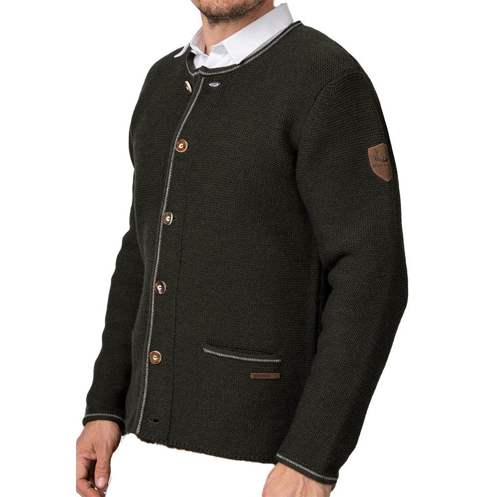 Strickjacke in Waldgrün mit Rundhalsausschnitt, Hornknöpfen und geradem Schnitt, präsentiert auf einem Model, das klassische Trachtenmode stilvoll ergänzt.
