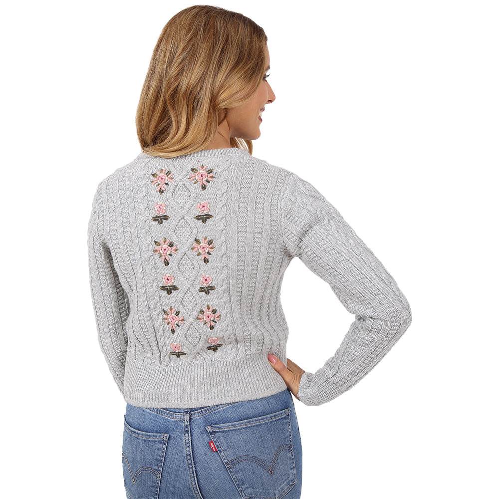 Graue Trachten-Strickjacke mit liebevollen Details, locker geschnitten und vielseitig kombinierbar, ideal zum Dirndl, Rock oder Jeans.