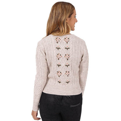 Naturfarbene Trachten-Strickjacke mit liebevollen Details, locker geschnitten und vielseitig kombinierbar, ideal zum Dirndl, Rock oder Jeans.