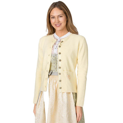 Gelbe Trachten-Strickjacke mit Rippstruktur, Edelweiß-Knöpfen und Strassverzierung an der Eingriffstasche, locker geschnitten und modisch gestaltet.