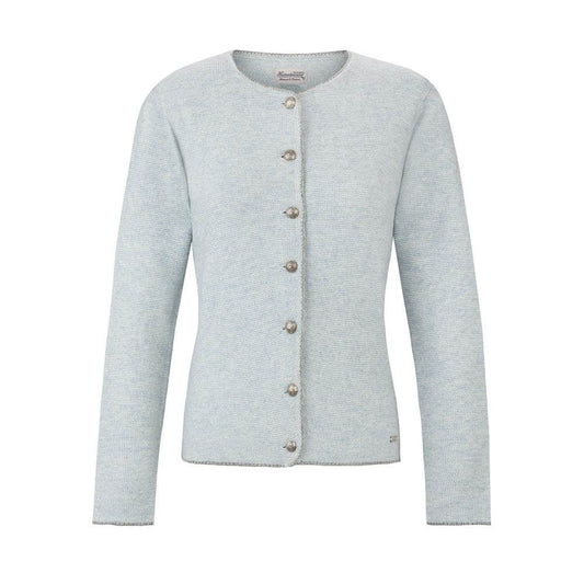 Rauchblau-graue Trachten-Strickjacke mit tailliertem Schnitt und handgefassten Kanten in traditioneller Links-Strickoptik, kombiniert zu Trachtenmode wie Dirndl, Lederhose und Jeans.